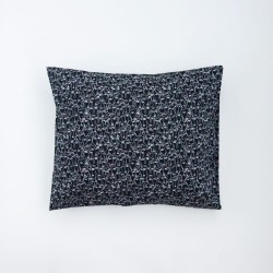 Tiheda Picasso mustriga mustal põhjal peenes tihedas koes puuvillane padjapüür.