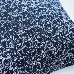 Tiheda Picasso mustriga mustal põhjal peenes tihedas koes puuvillane padjapüür.