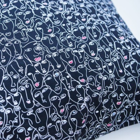 Tiheda Picasso mustriga mustal põhjal peenes tihedas koes puuvillane padjapüür.