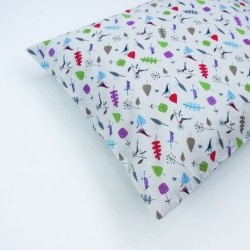 Rõõmsa väikese värvilise tiheda linnu ja lehe mustriga padjapüür.