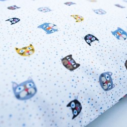 Valgel põhja peenes puuvillases koes rõõmsate kassidega padjapüür.