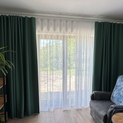Rohelist tooni struktuurse pinnaga poolpimendav kardin.