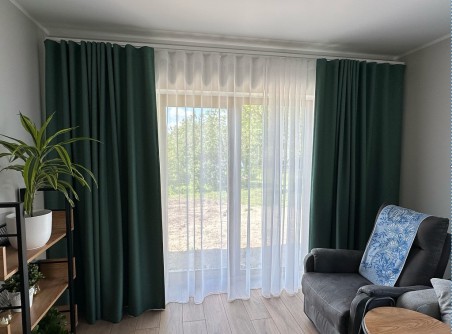 Rohelist tooni struktuurse pinnaga poolpimendav kardin. Rohelist tooni struktuurse pinnaga poolpimendav kardin.