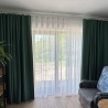 Rohelist tooni struktuurse pinnaga poolpimendav kardin.
