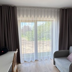 Tumedat lillakat lavedli tooni struktuurse pinnaga poolpimendav kardin.