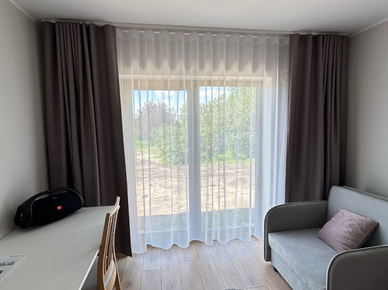 Tumedat lillakat lavedli tooni struktuurse pinnaga poolpimendav kardin.