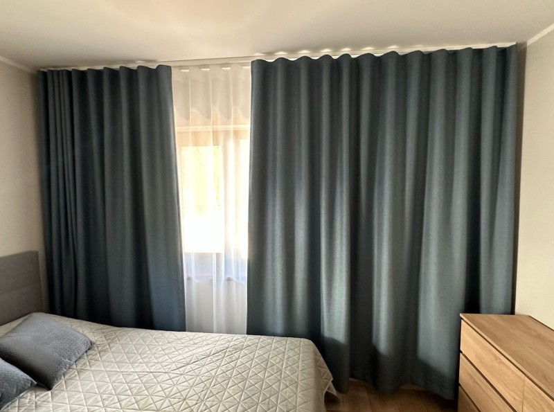 Tumesinist tooni struktuurse pinnaga poolpimendav kardin.