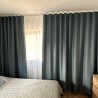 Tumesinist tooni struktuurse pinnaga poolpimendav kardin.