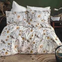 Sügise mustriga heledal põhjal puuvillsatäänist voodipesu.