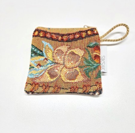 Väga väike kosmeetikakott kirju mustriga pruunides toonides gobeläänkangast.