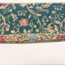 Gobeläänkangast seest niiskuskindla voodriga piklik kosmeetikakott.