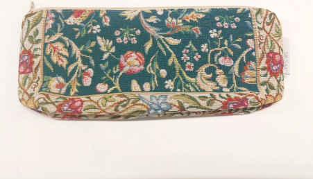 Gobeläänkangast seest niiskuskindla voodriga piklik kosmeetikakott.