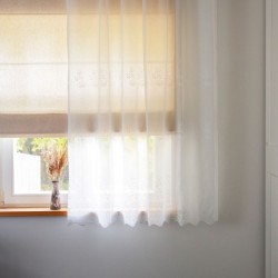 Tikitud valge kipslille mustriga lühem tüllkardin.