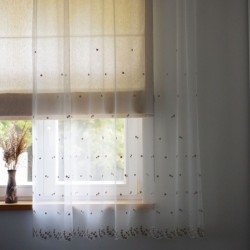 Õrn ja õhuline beeži-valge tooni lillemotiivi tikandiga lühem tüllkardin.