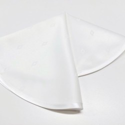 Valget tooni piduliku rombi mustriga ümmargune linik.