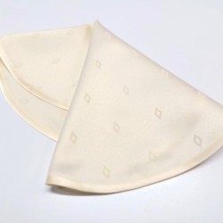 Rombi mustriline pidulikust satiinisest kangast väike ümmargune linik.