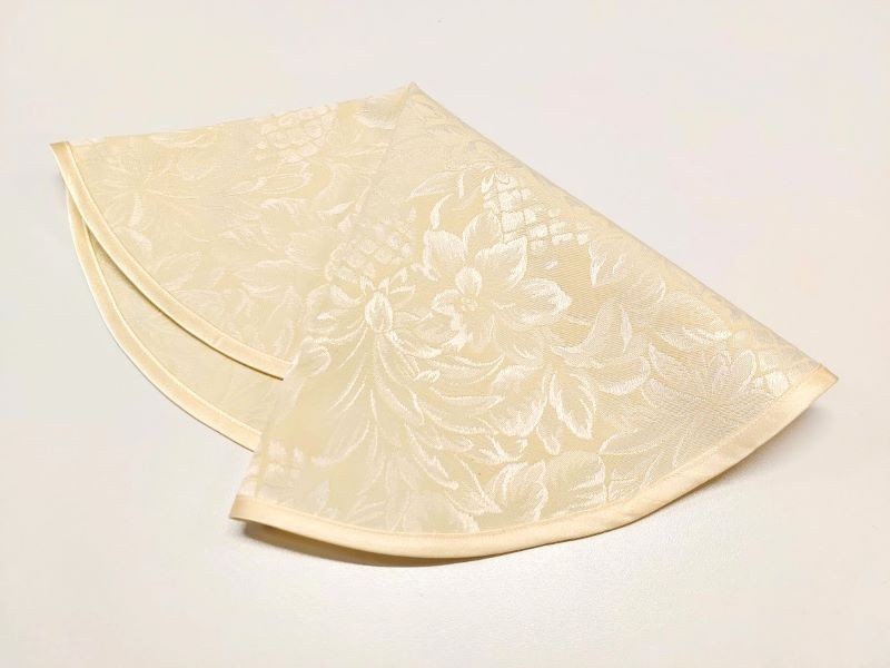 Troopilise mustriga sampanje tooni ümmargune linik.