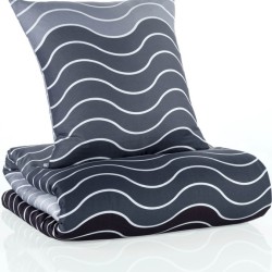 Hallides toonides õrna valge peenikese lainelise horisontaalse triibuga voodipesu.