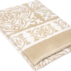 Beeži tooni ornamendi mustriga pehme karvastatud baikatekk.