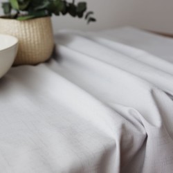 Helehalli tooni õrna träpsumustriga teflontöötlusega laudlina.