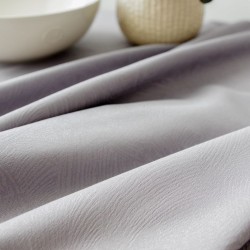 Tumehalli tooni õrna mustriga teflontöötlusega laudlina.