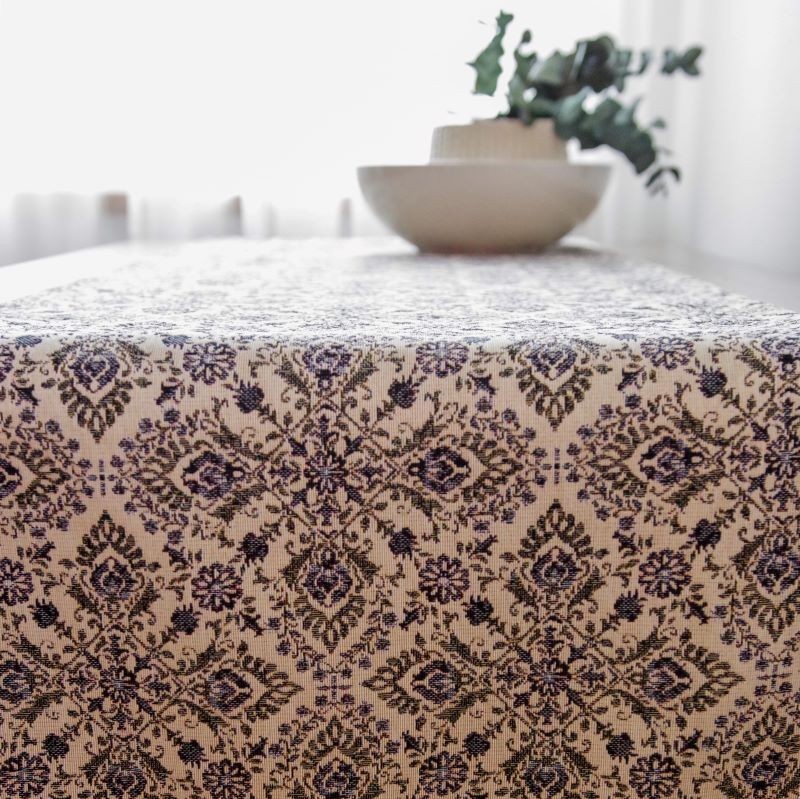 Hededal põhjal tumesisnise peene ornamendimustriga gobeläänkangast linik.