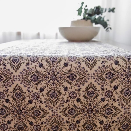 Hededal põhjal tumesisnise peene ornamendimustriga gobeläänkangast linik.