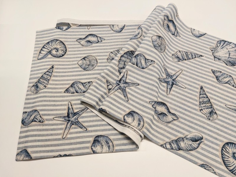 Mereteemalise mustriga pikk linik.