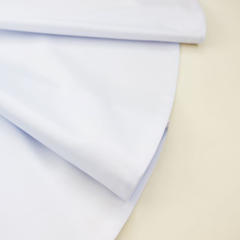 Valget tooni satiinise pinnaga ühevärviline laudlina.