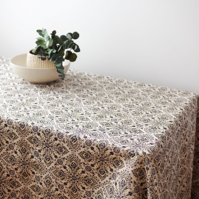 Hededal põhjal tumesisnise peene ornamendimustriga gobeläänkangast laudlina.