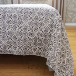 Klassikalise peene ornamendi tumesinise mustriga gobeläänkangast voodikate.