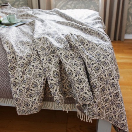 Klassikalise peene ornamendi tumesinise mustriga gobeläänkangast voodikate.