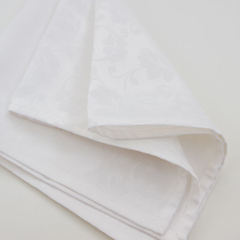 Valge pidulikust kangast servjett.