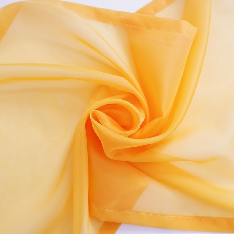 Tumekollast tooni tüllkardin.