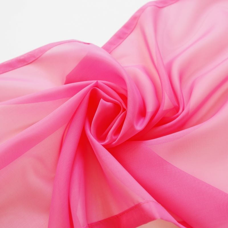 Tumeroosat tooni tüllkardin.