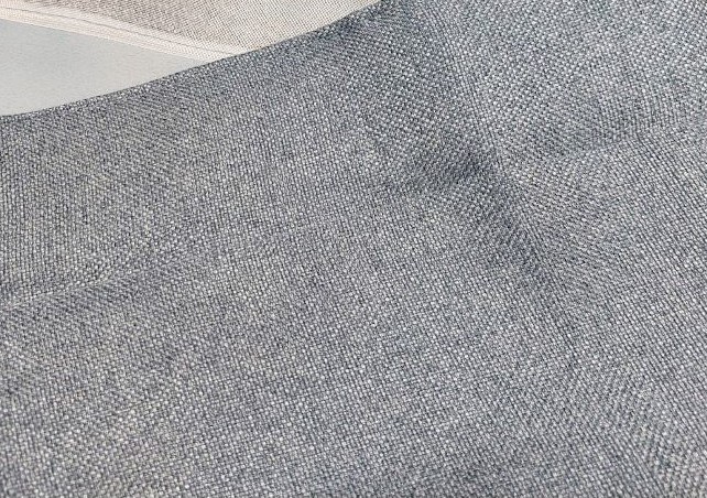 Tumesinist tooni struktuurse pinnaga poolpimendav kardin.