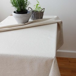 Peene valge taimeoksa mustriga tumebeežil põhjal laudlina.