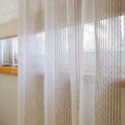 Valge linase moodi püstise peene lainelise triibuga tüllkardin.