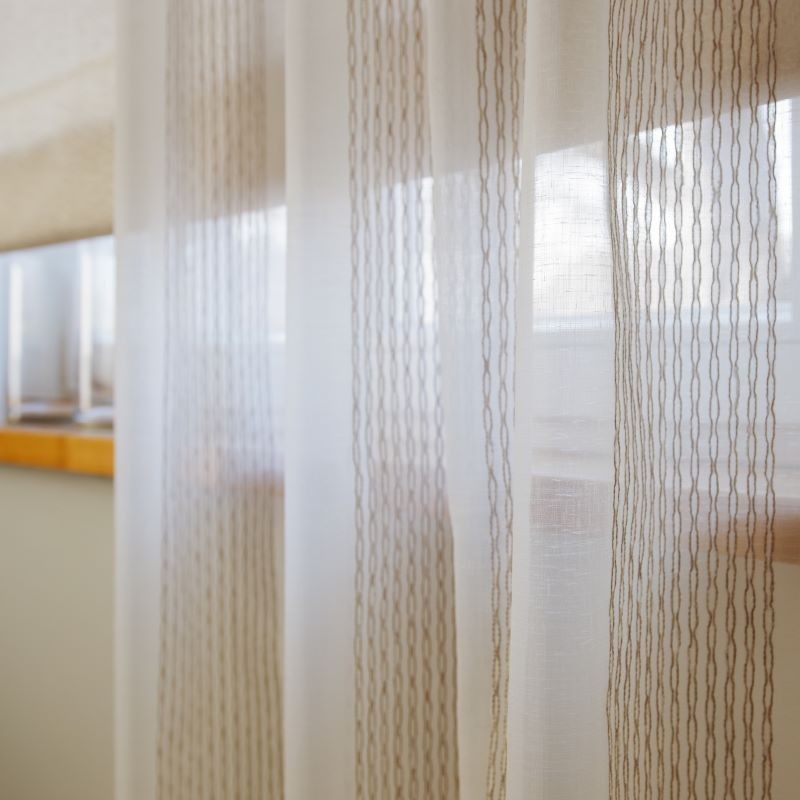 Valge linase moodi püstise peene lainelise triibuga tüllkardin.