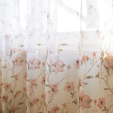 Väga pehmest kangast vanaroosa tooniga lilleline tüllkardin.