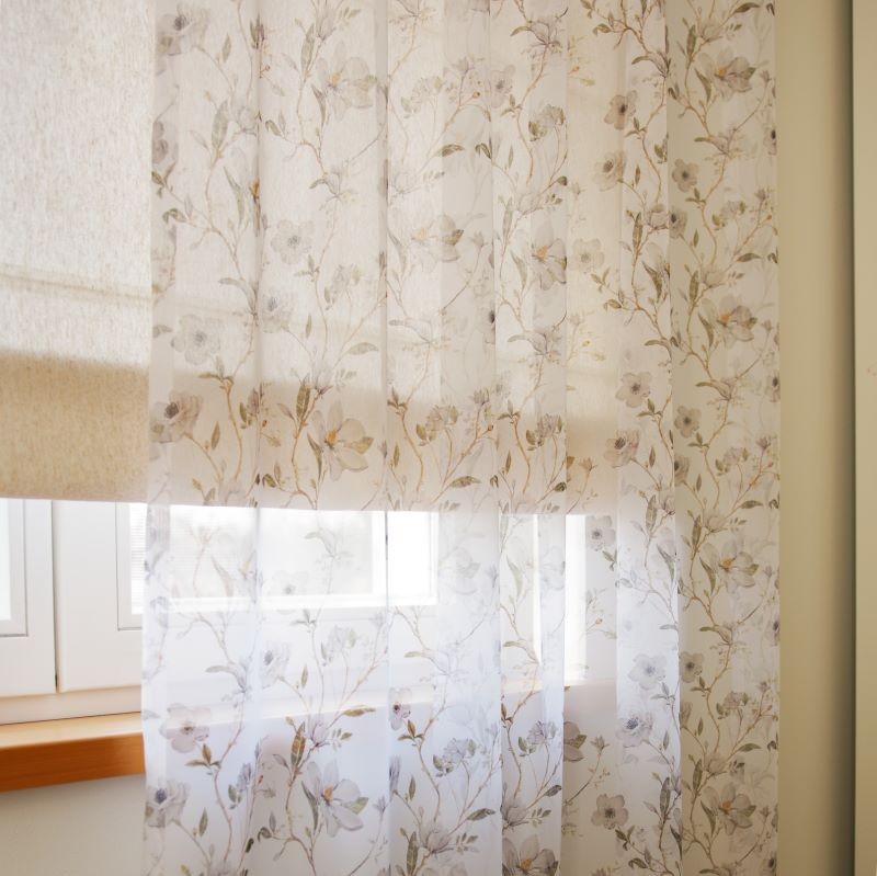 Väga pehmest kangast rohelise tooniga lilleline tüllkardin.