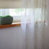 Kaunis õrna tikitud lillemustriga valge tüllkardin.