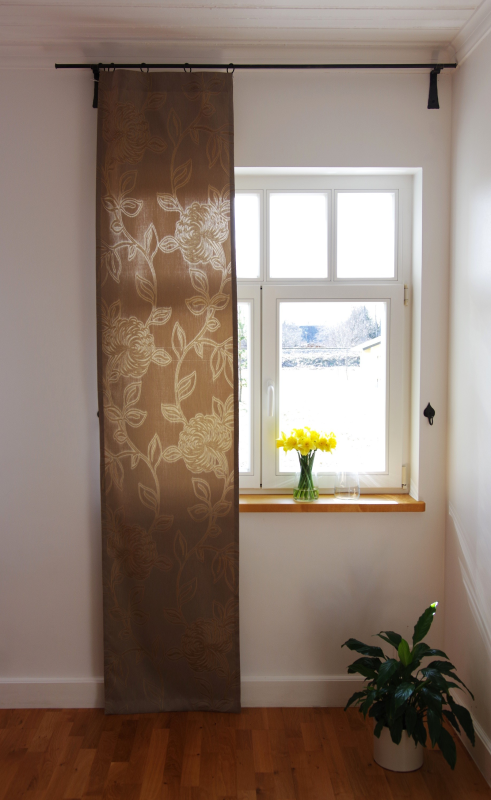 Siidise pinnaga luksusliku välimusega kanga peale tikitud lillemustriga külgkardin.