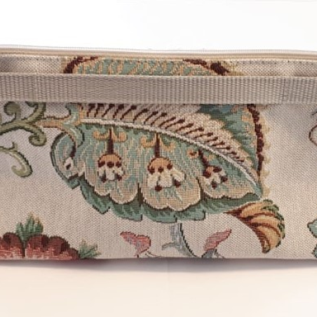 Gobeläänkangast kosmeetikakott pealt luku ja sangaga.