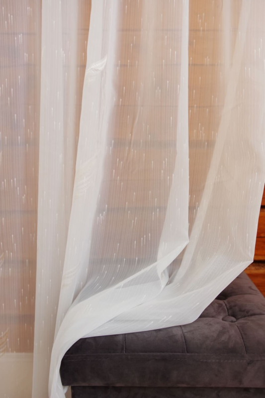 Õrna träpsumustriga tüllkardin.