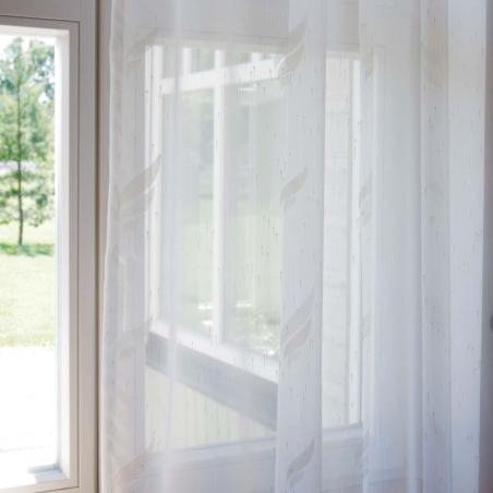 Õrna träpsumustriga tüllkardin.