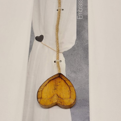 Puidust südamekujuline kardinamagnet.