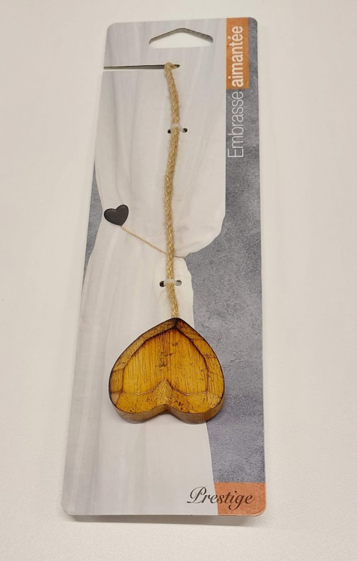 Puidust südamekujuline kardinamagnet.