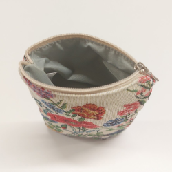 Kosmetiikkalaukku pitkänomainen kapea