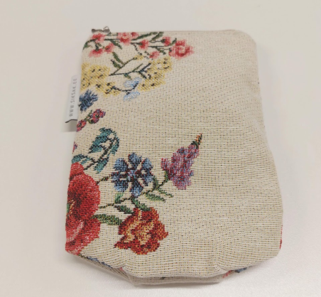 Kosmetiikkalaukku pitkänomainen kapea